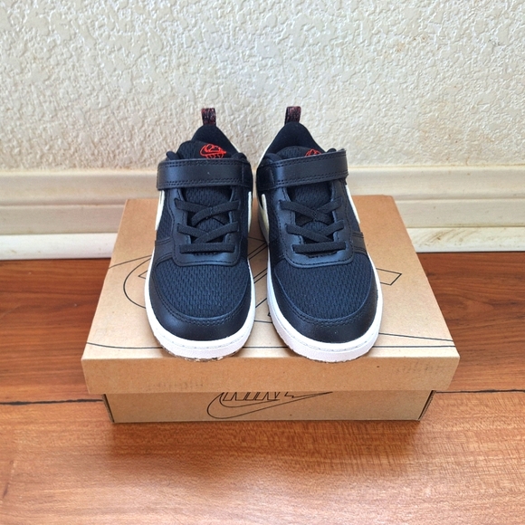 Nike - Picture 2 of 4